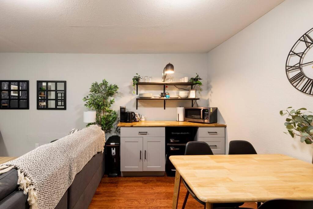 Adorable 2-Bedroom Modern Basement Ντένβερ Εξωτερικό φωτογραφία