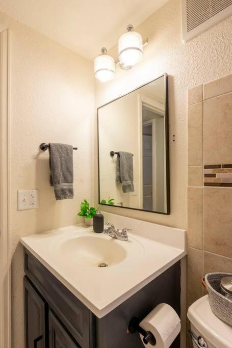 Adorable 2-Bedroom Modern Basement Ντένβερ Εξωτερικό φωτογραφία