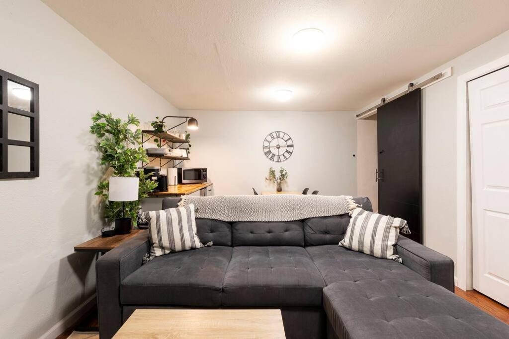 Adorable 2-Bedroom Modern Basement Ντένβερ Εξωτερικό φωτογραφία