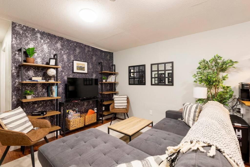 Adorable 2-Bedroom Modern Basement Ντένβερ Εξωτερικό φωτογραφία