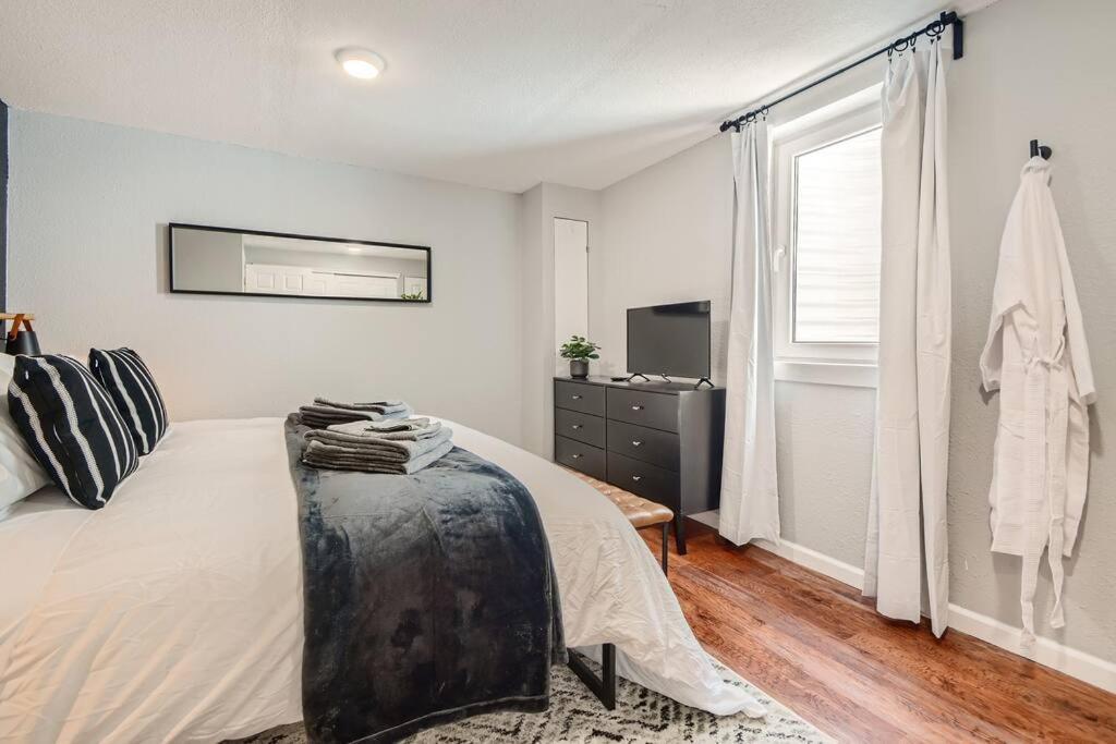 Adorable 2-Bedroom Modern Basement Ντένβερ Εξωτερικό φωτογραφία